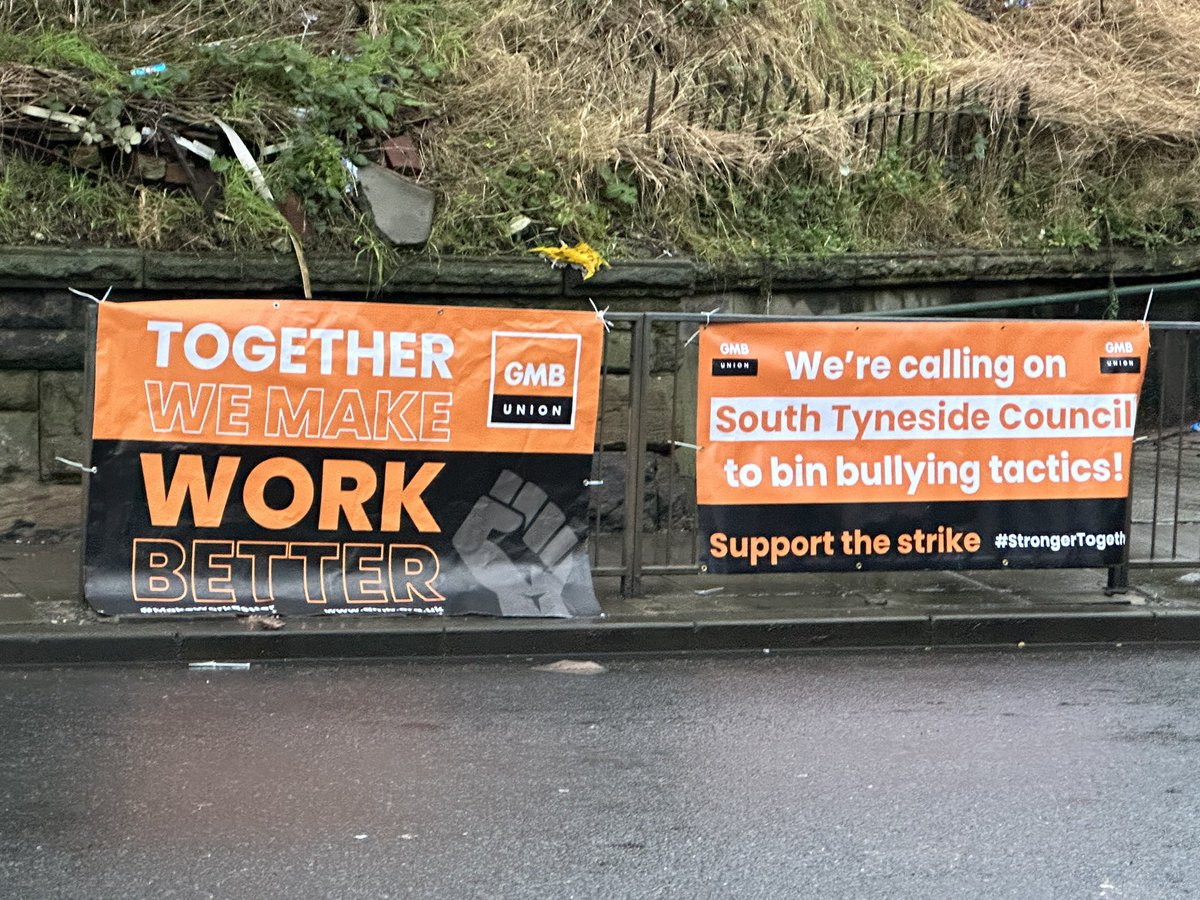 Day 2 of the @STyne_Council Refuse Dispute, the cold and wet conditions aren’t dampening the determination to get justice against bullying at work from members of the @GMB_union and @UniteNEYH @GMBCampaigns @TUCNorthern @strike_map