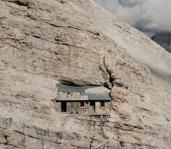 Alpine refuge from WWI, embedded in sheer rockface of a mountain in Italian Dolomites : A little alpine refuge that was built more than 2700m above sea level in Italy’s Dolomite mountains (Mount Cristallo) is among most dramatic reminders of WWI. This incredible refuge has been…