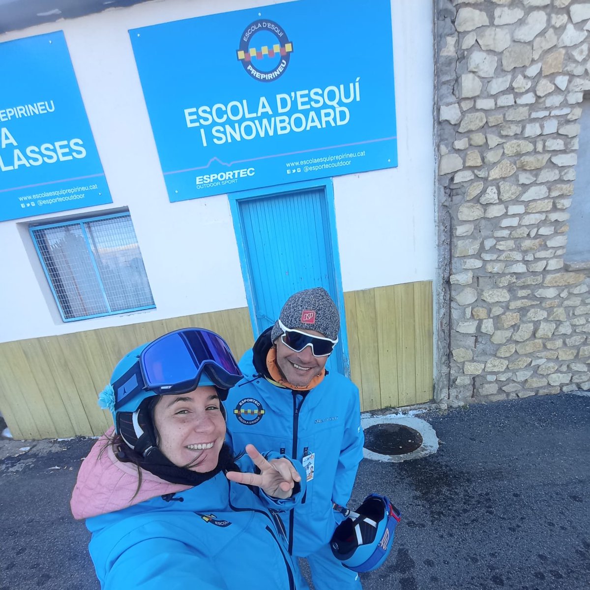 🤔Sabíeu que els allotjats a l'Alberg Mirador Port del Comte 🏡 teniu avantatges i descomptes en totes les activitats de neu que oferim a l'estació?

Adreceu-vos a les taquilles de ⛷️l'escola d'esquí i digueu que veniu de l'Alberg. Us tractaran com a Reis 🫅!