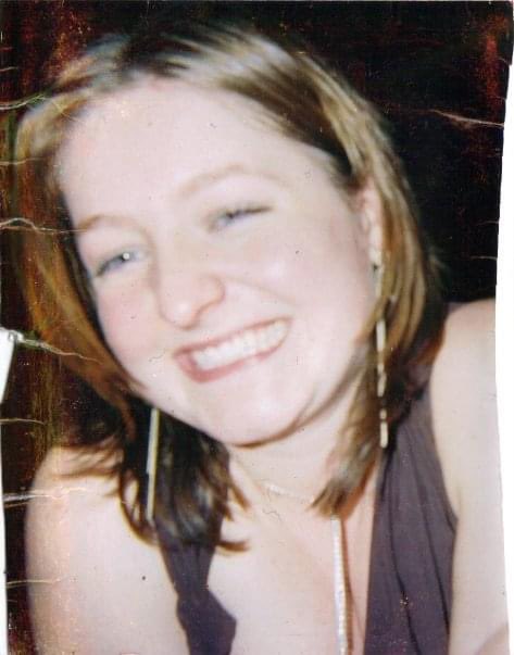 stacemcw's tweet photo. This was the first picture of me that I thought I’m actually pretty. I never felt pretty in my youth. But this picture showed me something I’d never noticed before.

My hubs carried this pic in his wallet hence all the crinkles lol, but yeah. 

#me #pretty #feelgoodphoto https://t.co/DA8dM4M93R