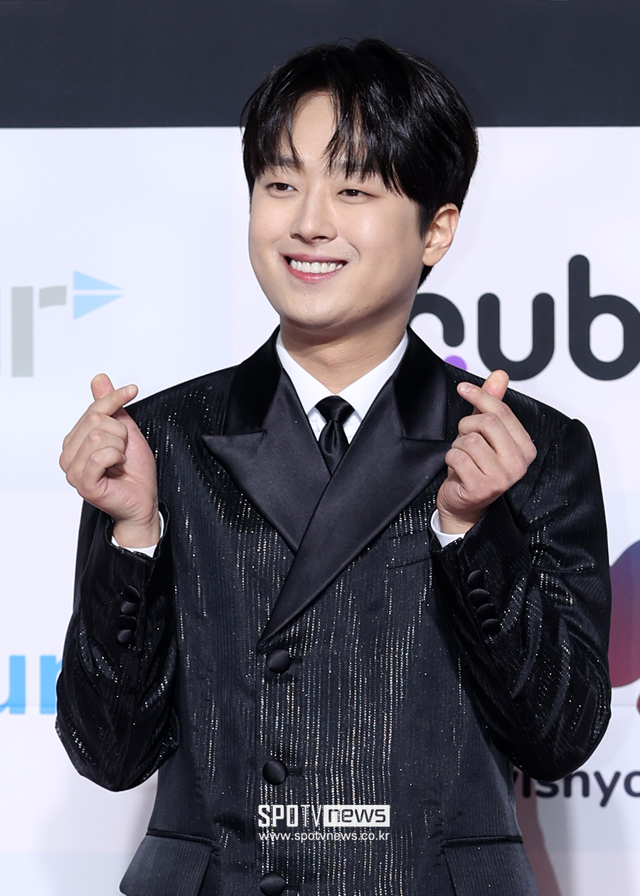 GDeJtjfbAAAOR1V?format=jpg&name=large