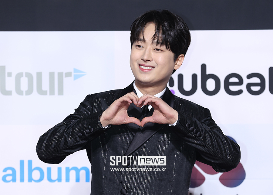 GDeJvZDb0AAlLcP?format=jpg&name=900x900