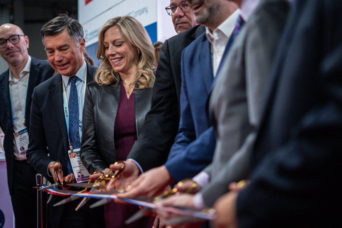 Hier débutait le #CES2024 ! 👏​
En direct de l'Eureka Park, nous avons inauguré officiellement le Pavillon France aux côtés de <a href="/GaryShapiro/">Gary Shapiro</a>, <a href="/LaurentSMartin/">Laurent Saint-Martin</a>, <a href="/FrenchAmbUS/">Laurent Bili</a> et <a href="/RenaudMuselier/">Renaud Muselier</a>. L'innovation est plus que jamais au cœur de nos préoccupations ! 🚀