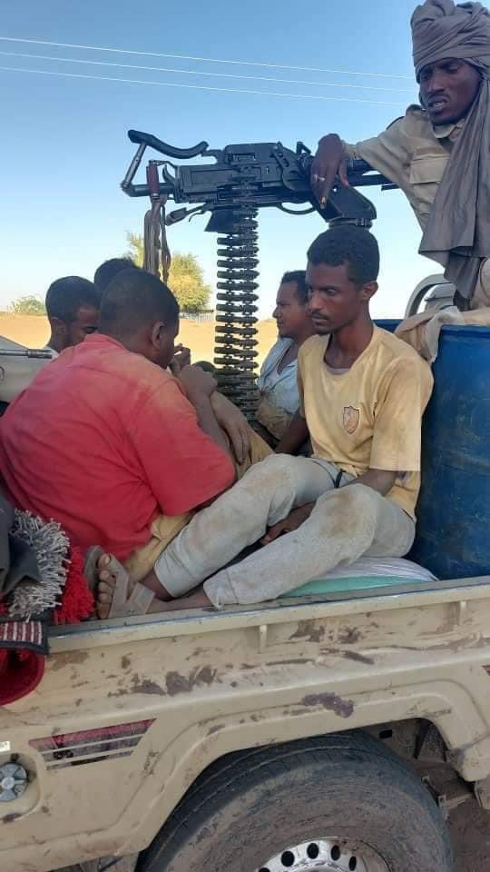 أنا متاكد الشاب دا الان اقتنع انو الحرب دي نفس الحرب الوصفوها ليهو من عشرات السنين و انو هو ندمان لانو ما جهز ليها 
وإنها ما عندها علاقه بأي كيزان او الكلام حق القحاطه دا 
ولو رجعو ليهو الزمن كان اتسلح 
داير اقول ليك حيرجعوا لي اخواتك بعد يكتلوكم انتو دي الحقيقه القاسيه 
كان عندك