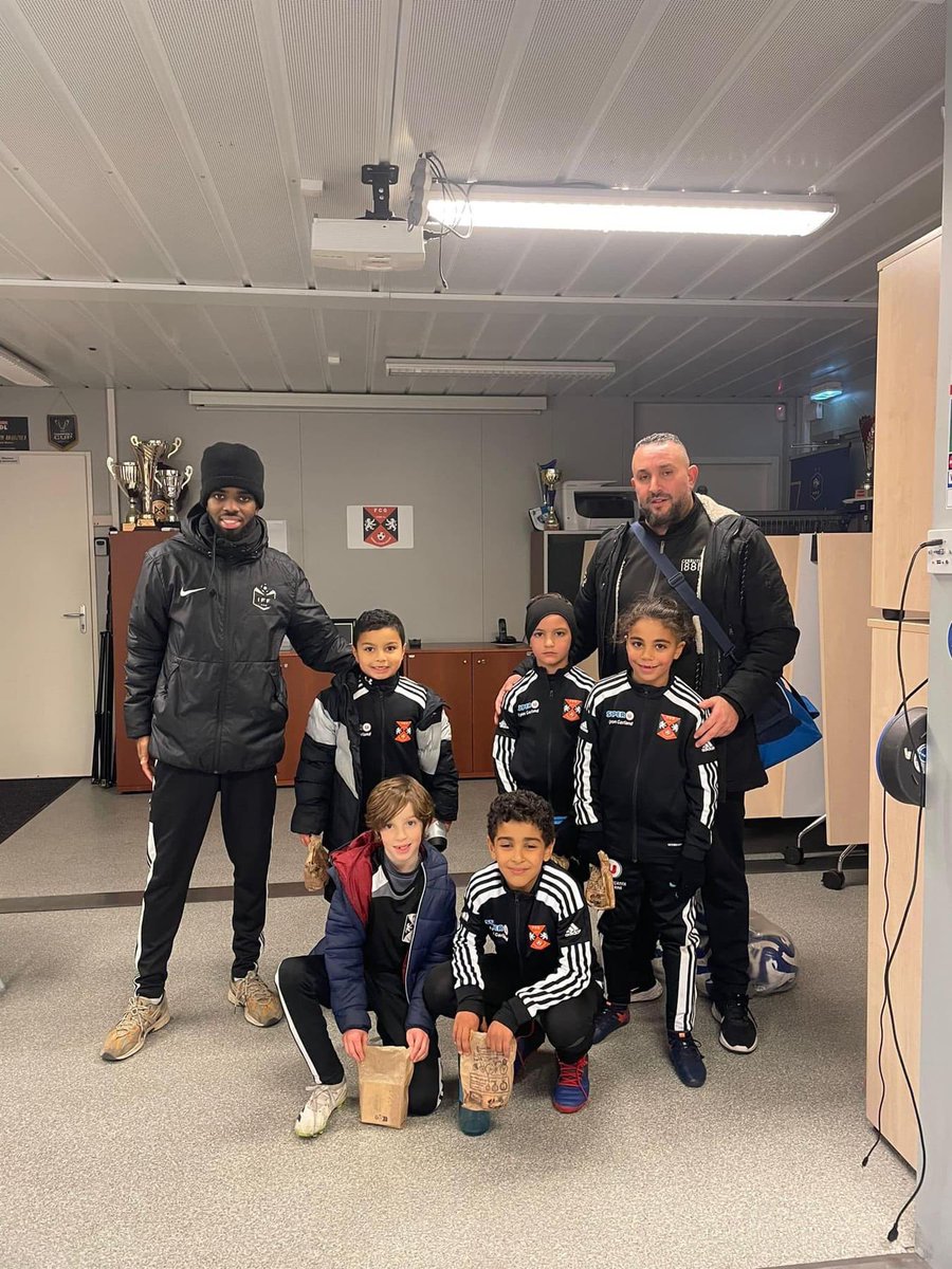 ClubGerland's tweet photo. "Un immense merci à tous les bénévoles qui ont contribué à la distribution du goûter de Noël au FC Gerland. Votre dévouement fait briller la magie de la saison dans notre communauté. 🌟🎄 #EspritDeNoël #FCGerland #Solidarité"
#superulyongerland #adidasparis https://t.co/8xzdGqPfZe