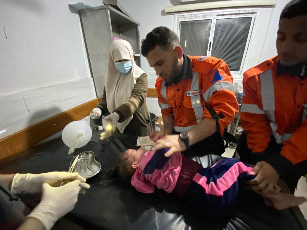 FranSevillaRne's tweet photo. Los niños en Gaza siguen llorando y siguen muriendo. https://t.co/eo1R21oC7d