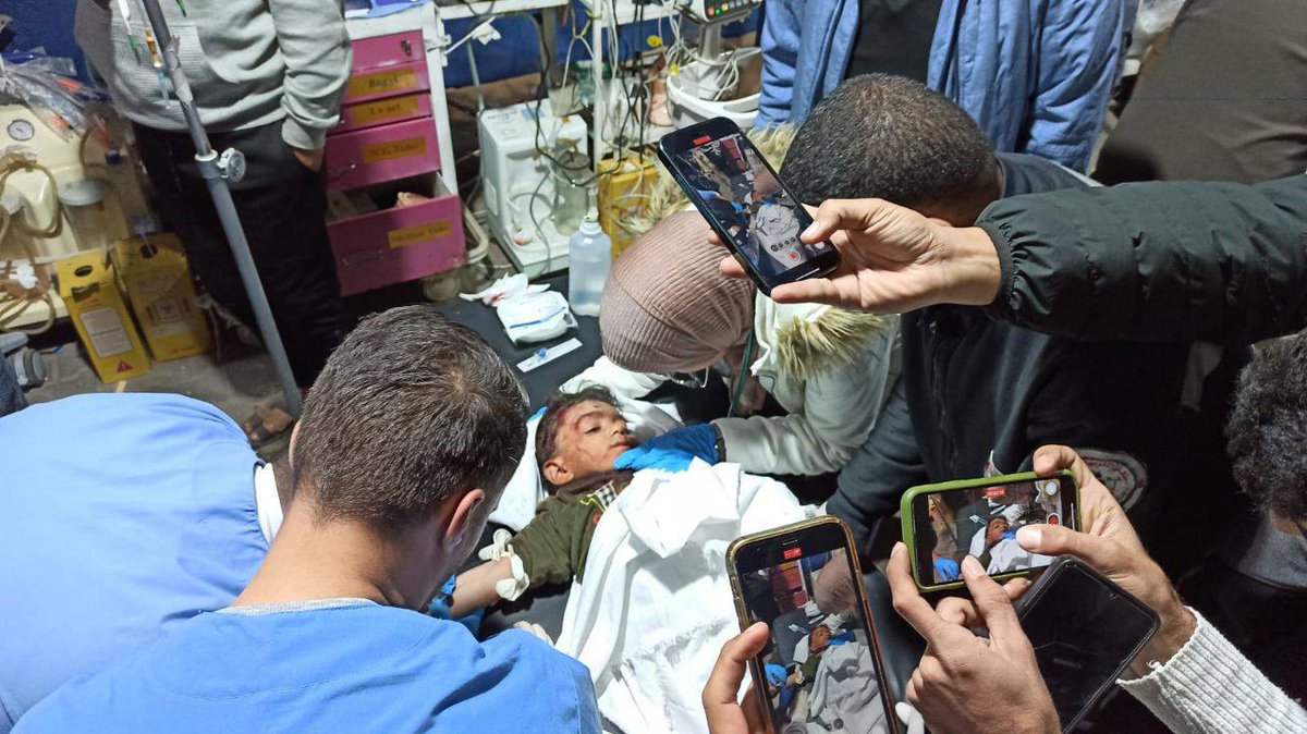 FranSevillaRne's tweet photo. Los niños en Gaza siguen llorando y siguen muriendo. https://t.co/eo1R21oC7d
