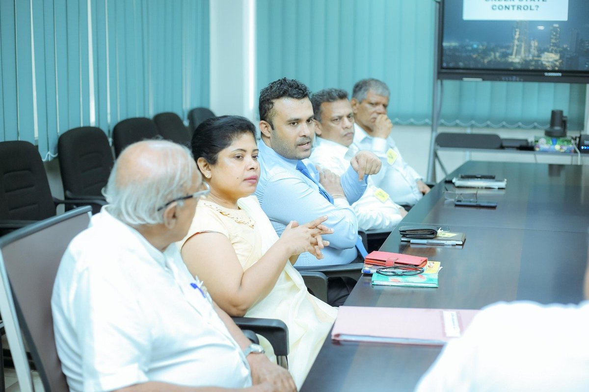 srusrilanka's tweet image. 🔴Strategic discussion on the SOERU Law!  on 8th Dec 2023, we organized an event with @gen_slfor Sri Lankan Mass Media personalities on the SOER Law and Policy Implementation by SureshShah , who leads our organization,
#soereforms