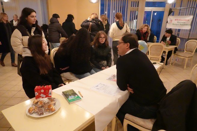 lyceebahuet's tweet photo. @lyceebahuet Les enseignants du supérieur sont présents pour accueillir et renseigner les élèves de terminale, lors du Forum interne  de l’enseignement supérieur. Un temps fort pour l’orientation post-bac des élèves…#enseignement_supérieur #post-bac #orientation https://t.co/CJzlBXiuwK
