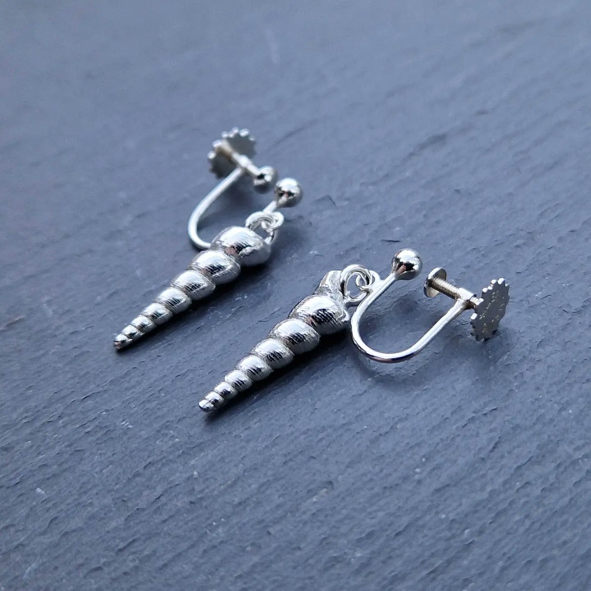 Silver #hornshell screw-on earrings; I don't usually keep them in stock but happy to make to order ❤️
#screwonearrings #clipon #cliponearringsforwomen #cliponearrings #shelljewellery #shellearrings #shells #beachlover #beachlife #inspiredbynature #Dorset #dorsetmaker #lymeregis