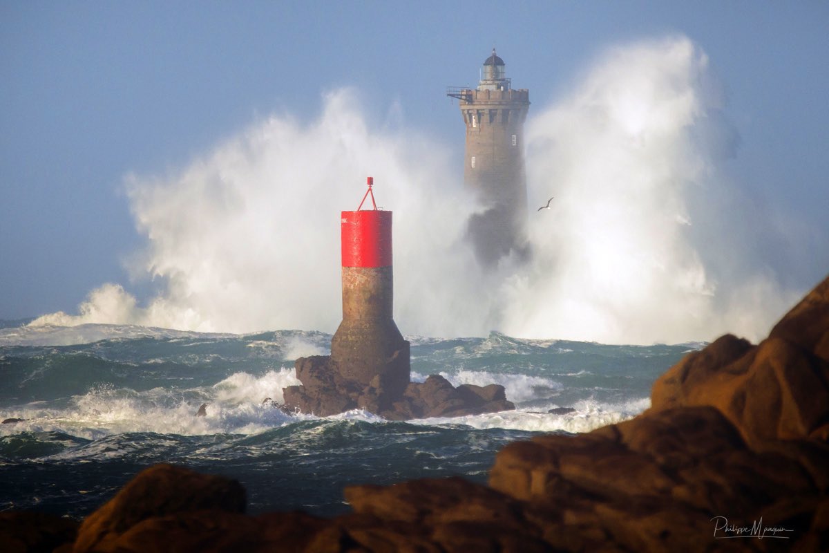 #Bretagne Quand la #tempete se lève 💨🌊💨… l’écume blanche comme #neige ! ❄️ par @PhilippeManguin