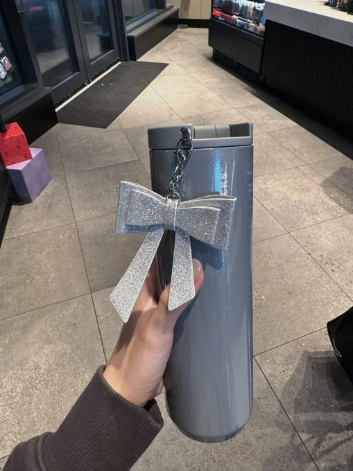 Drink more hot water when winter comes  ❄️

I like the shiny little silver🤍