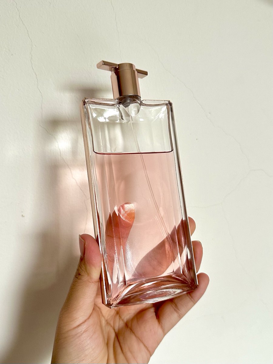 nocturnalcutie's tweet photo. aku tuh suka banget sama lancome idole, wanginya secantik botolnya~ pretty floral fruity &amp; musky scent🎀

pakainya dikit-dikit karena mahal dan gamau repurchase krn brandnya support isriwil.

kemarin pas iseng sniffing di miniso eh nemu dupes yg mirip, I'M SO HAPPPYYY😭🩷 https://t.co/mJ3xlHoQLE