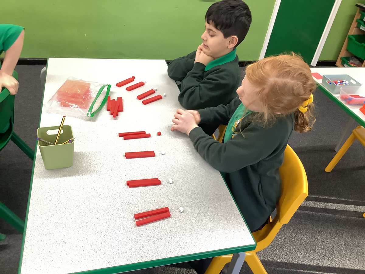 Wye_WPA's tweet image. Using resources to help us learn how to multiply a two digit number by a one digit number! #WatersideMaths