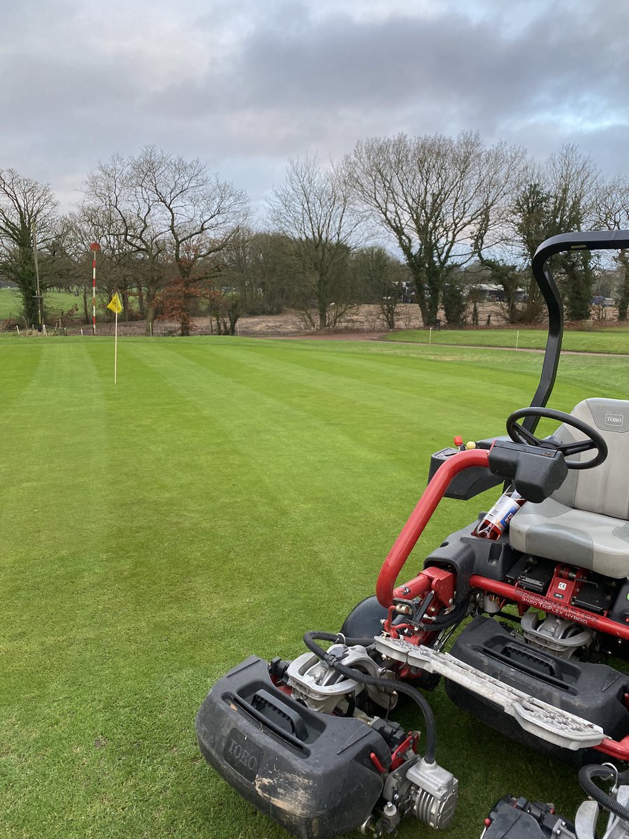 DeanWood_GC's tweet photo. Lovely day for golf and green keeping, greens and surrounds getting a trim today👌⛳️👍 #golflancashire https://t.co/Rt1KZhHuGH