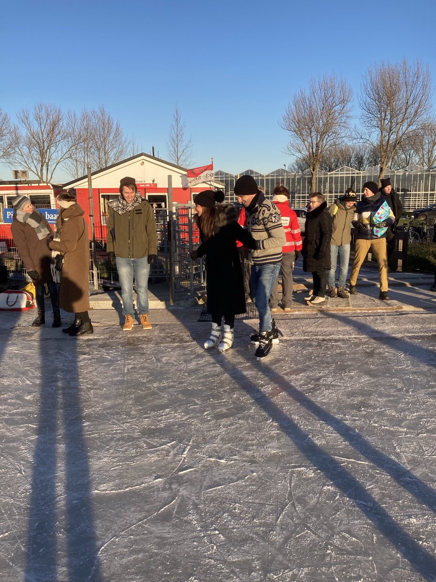 Vanmorgen hoog bezoek op de ijsbaan de Amerikaanse ambassadeur.