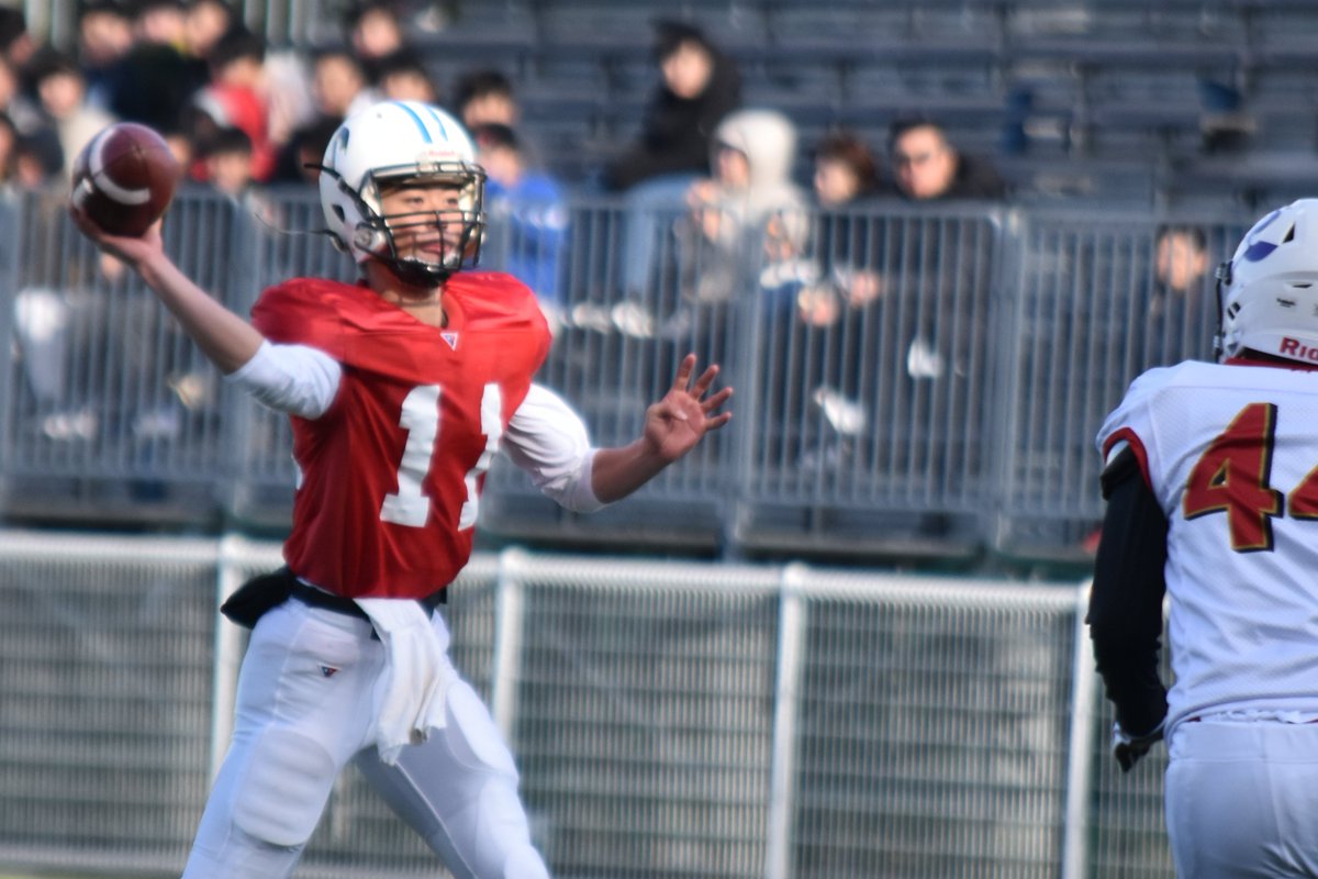 footballstore55's tweet photo. #ニューイヤーボウル（1/7）
大阪選抜QB安藤謙太（高槻）
身長183cm、体重75kg
インターセプトもあったが鋭いパスを決め、走ってTD。「QBの3人で僕だけ練習がダメダメだったから、試合でやり返そうと思ってました。僕が引っ張って強いチームを作って、去年の春の関西大会ベスト4を超えたいです」 https://t.co/YmoXdvqlec