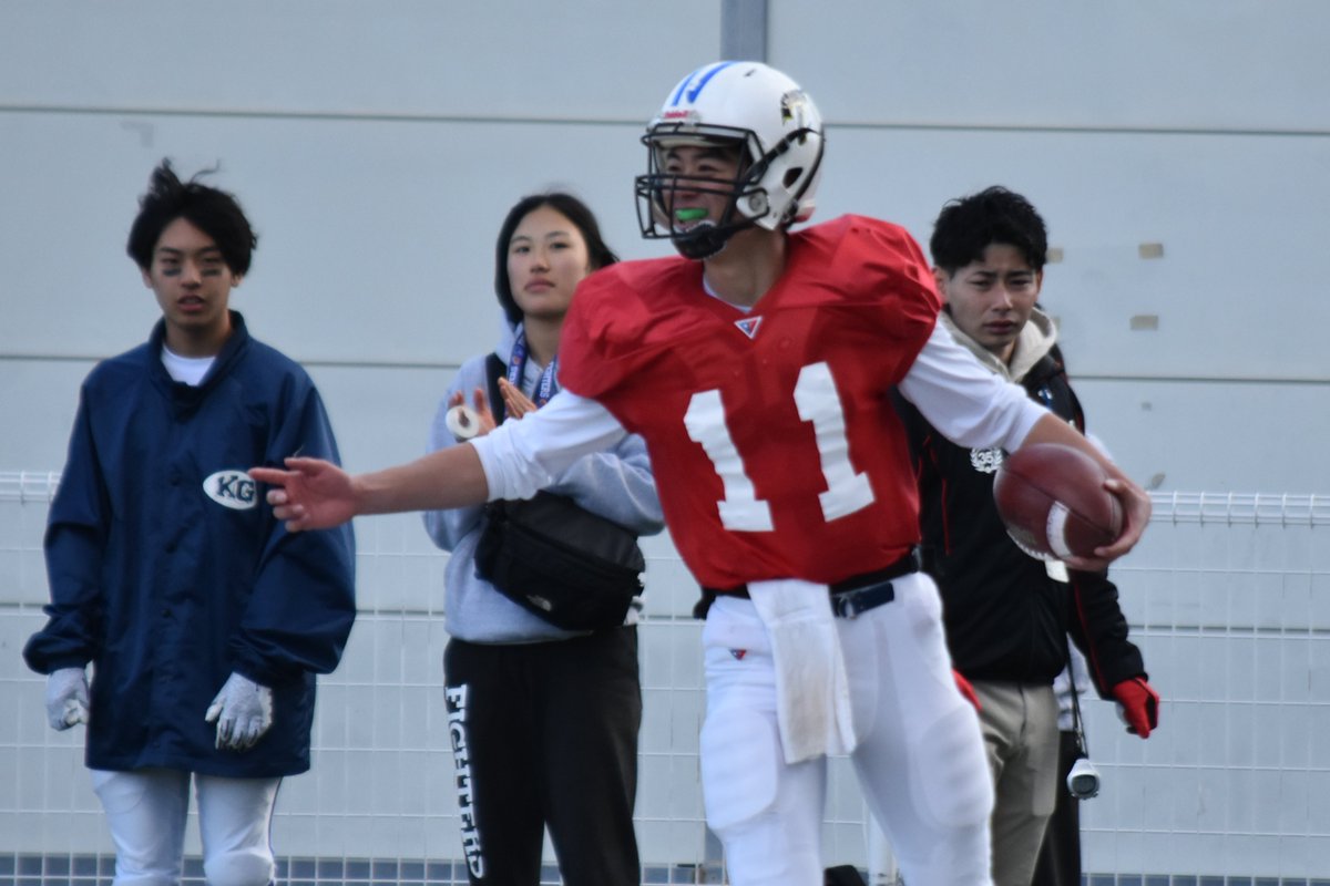 footballstore55's tweet photo. #ニューイヤーボウル（1/7）
大阪選抜QB安藤謙太（高槻）
身長183cm、体重75kg
インターセプトもあったが鋭いパスを決め、走ってTD。「QBの3人で僕だけ練習がダメダメだったから、試合でやり返そうと思ってました。僕が引っ張って強いチームを作って、去年の春の関西大会ベスト4を超えたいです」 https://t.co/YmoXdvqlec