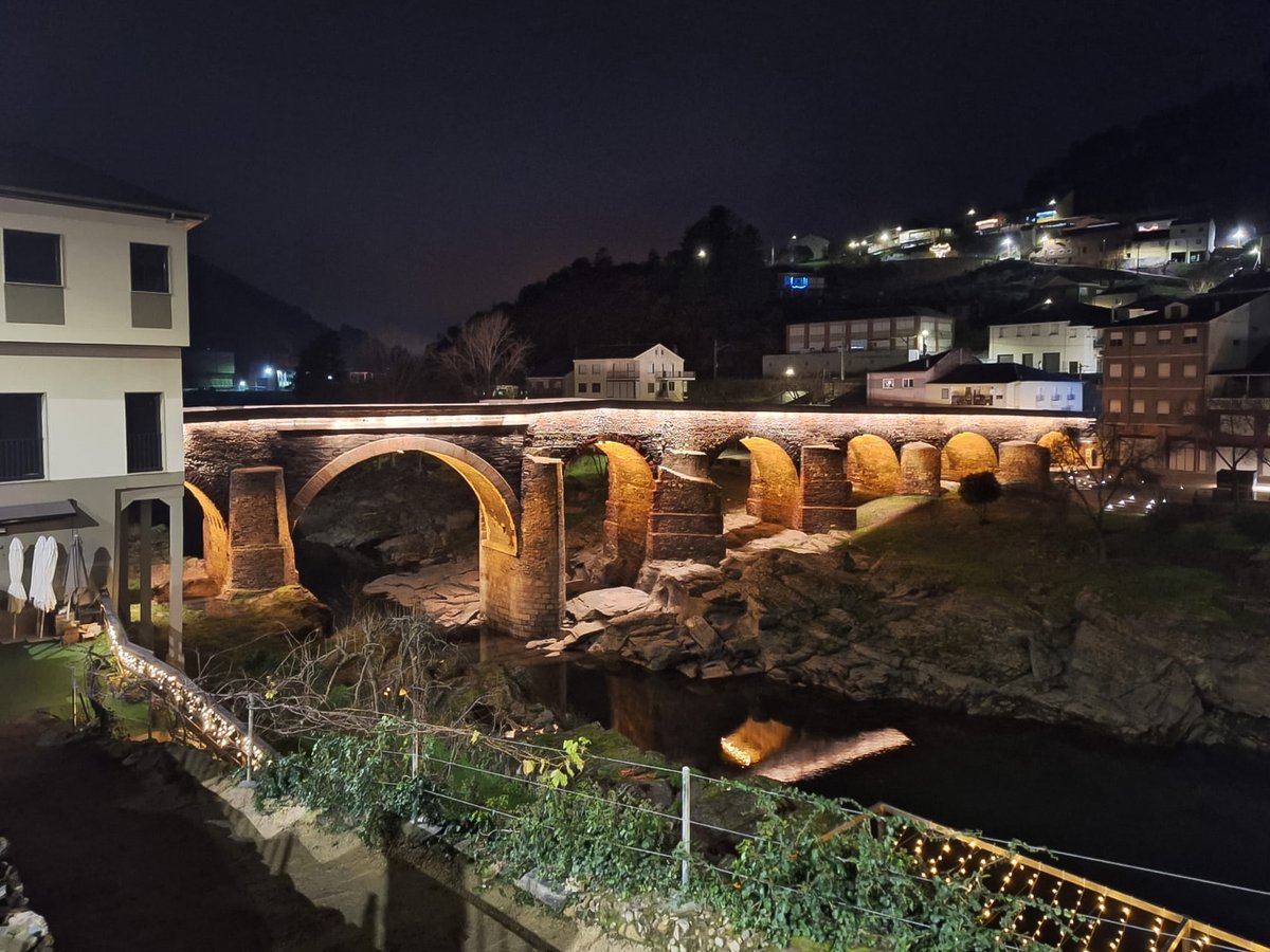 luxeslight's tweet photo. ¡El proyecto de iluminación LED en el Puente de Sobradelo está completo! 💡 Esta tecnología eficiente resalta la belleza del puente por la noche, siendo una fusión perfecta entre historia y modernidad. ¡Descubre el Puente de Sobradelo bajo una nueva luz! ✨ https://t.co/qLKnXjN3AW