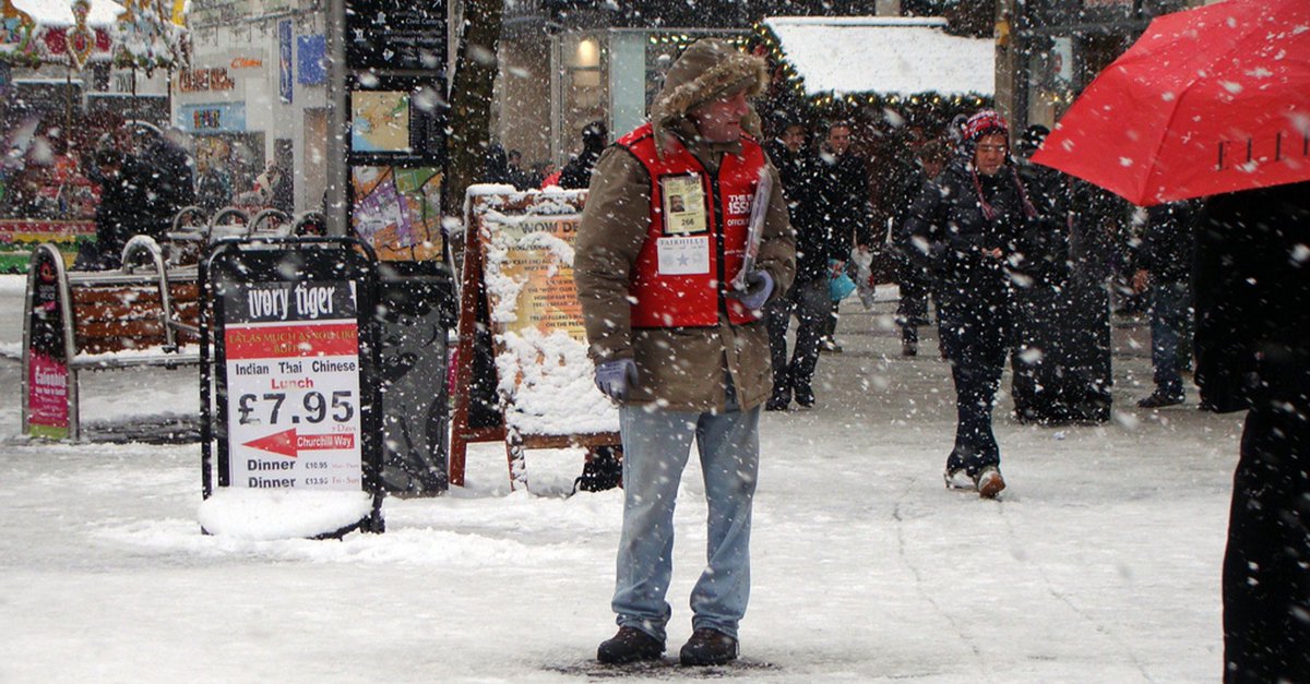 It has been a very wet and very windy start to the new year. Read more about the impact bad weather can have on our vendors: bit.ly/47jbeoY 📸: The Big Issue