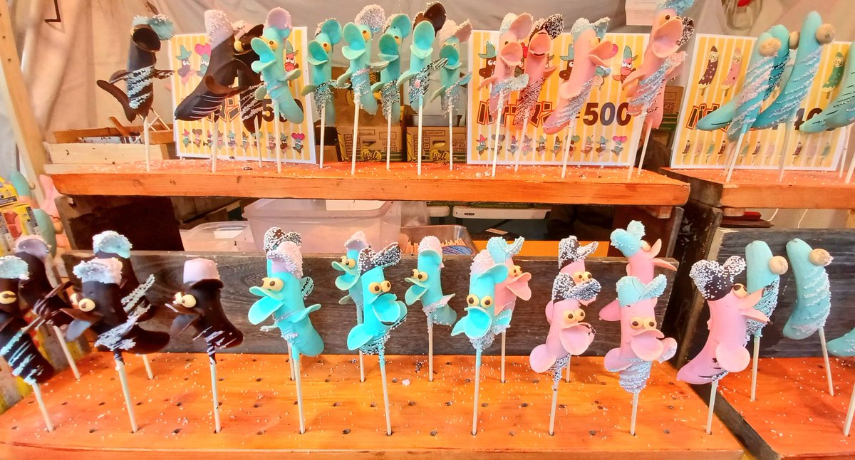 _iru_miru_'s tweet photo. コロナ明けの今宮戎
露店復活！
今年のバナナマン展2024

#クチバシ付いてるw https://t.co/uG0d5xesNl