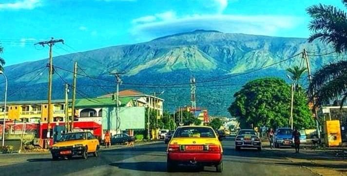 CRTV_web's tweet image. Taxi drivers in Buea have taken a firm commitment to lead the fight against hate speech. They made the decision while receiving gifts from the Presidential Couple, through the Minister of Territorial Administration, Paul Atanga Nji. The gifts were handed over to them by the 1/2