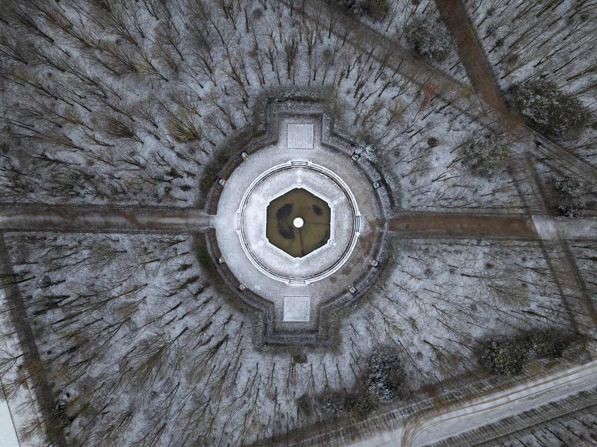 🇫🇷❄️ Les bosquets du château de Versailles vu du ciel sous la neige ! Quel est votre préféré ? 
🌍❄️ The groves of the Palace of Versailles seen from the sky in the snow! Which is your favourite?