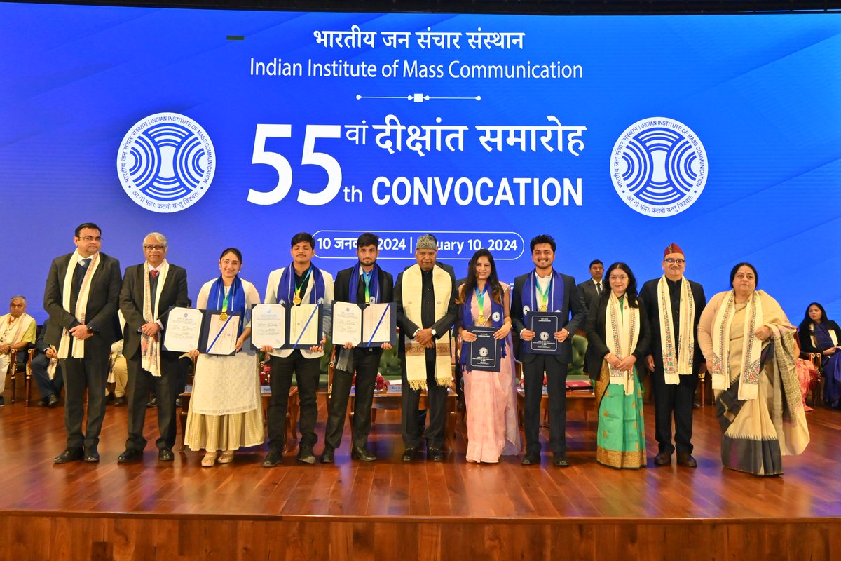 ramnathkovind's tweet photo. आज भारतीय जन संचार संस्थान के 55वें दीक्षांत समारोह में ग्रेजुएट होने वाले सभी विद्यार्थियों को उनकी इस सफलता के लिए बधाई। आपकी इस उपलब्धि के साथ आपके कंधों पर एक बड़ी और महत्वपूर्ण जिम्मेदारी भी आती है। https://t.co/D9N77j3cfs