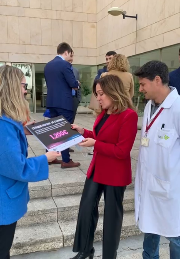 ¡Gracias a @AJERegionMurcia por destinar la recaudación de la Gala #AJESolidaria a la investigación!🔬 Han hecho entrega de 1.200 euros que se destinarán al grupo de la Dra. Cayuela para la asociación @sonrisaelenita y la búsqueda de tratamiento para la mutación genética IRF2BPL.