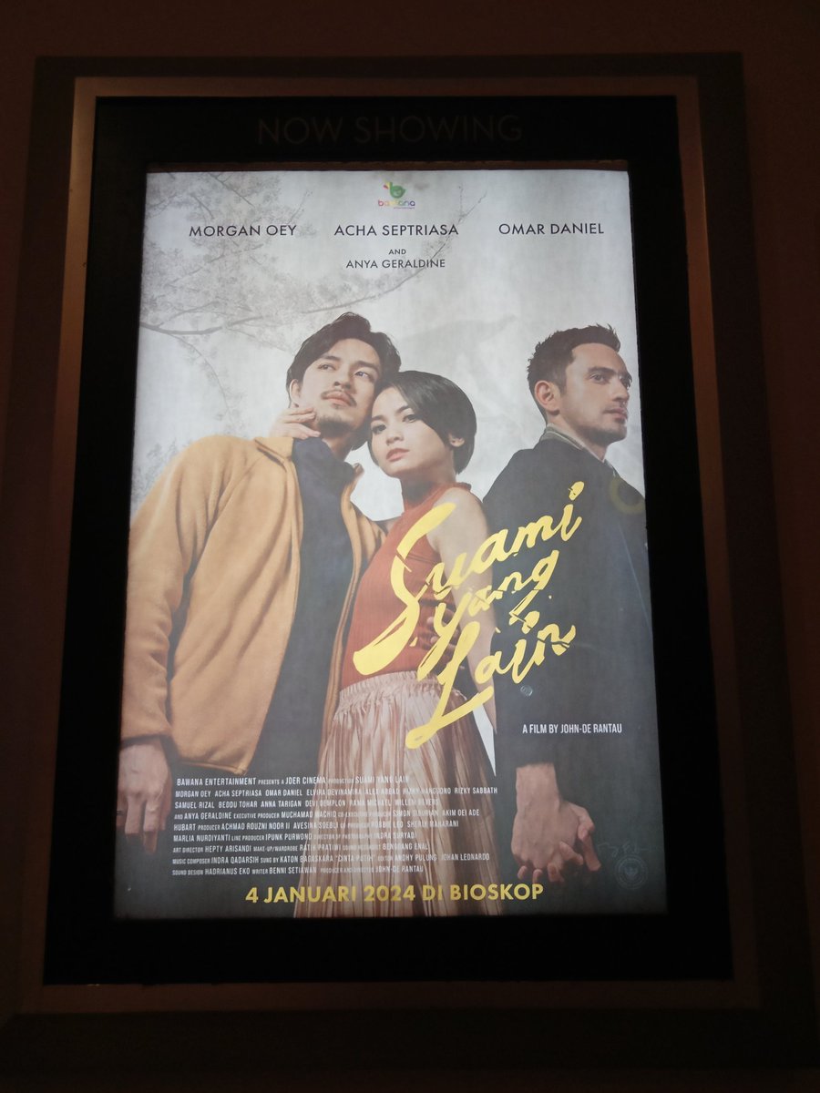 Jujurly aku nonton film #SuamiYangLain karena aktornya #OmarDaniel 🤩 Rating 9/10. Ceritanya ttg kehidupan rumah tangga pasti ada aja masalah sampai hadir org ketiga yg tak terduga. Jika seorang istri tdk bahagia dgn suaminya apakah boleh bagi istri utk bahagia dg lelaki lain?