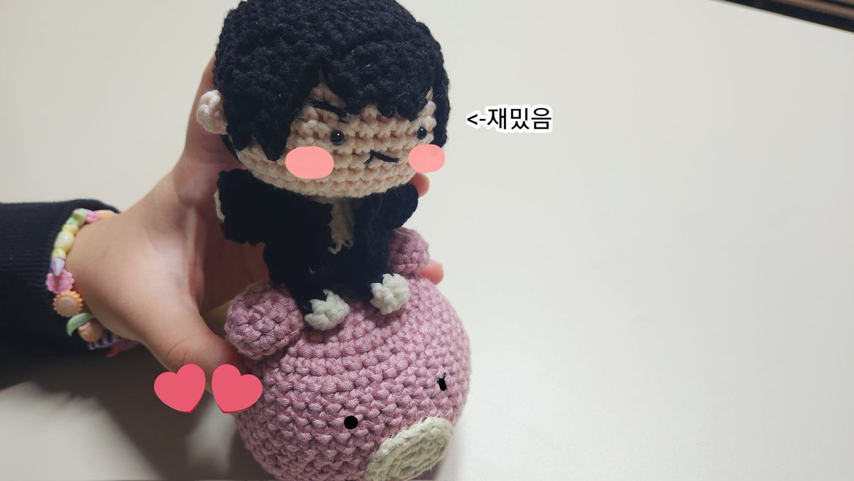 maegdolia_00's tweet photo. 아유니님 알티 이벤트로 받은 인형!! 잘 받았습니다☺️☺️ 옷도 야무지게 입은 거 보고 귀여워서 진짜 죽을뻔했습니다(real)
마침 저도 뜨개질을 연습하고 있어서
집에있는 뜨개들 총동원.해서 사진 찍어봤어요 우하하(곰돌이 눈 없어서 급하게 그린 건 안비밀...)
꽃돌이토비오 넘 귀엽죠ㅋㅋㅋㅋㅠㅠㅠ https://t.co/ljlRvRbjW9