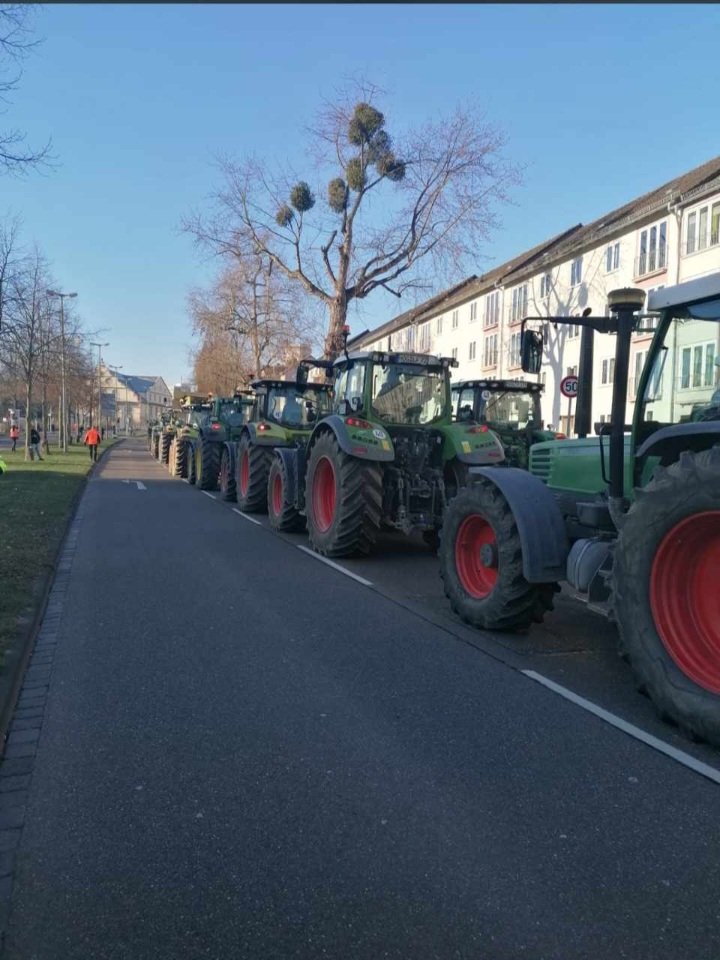 Kleine Meldung aus Nordhessen: Die Bauern aus der Umgebung sammeln sich alle heute in Kassel vorm Regierungspräsidium 🥳

Es geht weiter🙏

#Bauernprotest