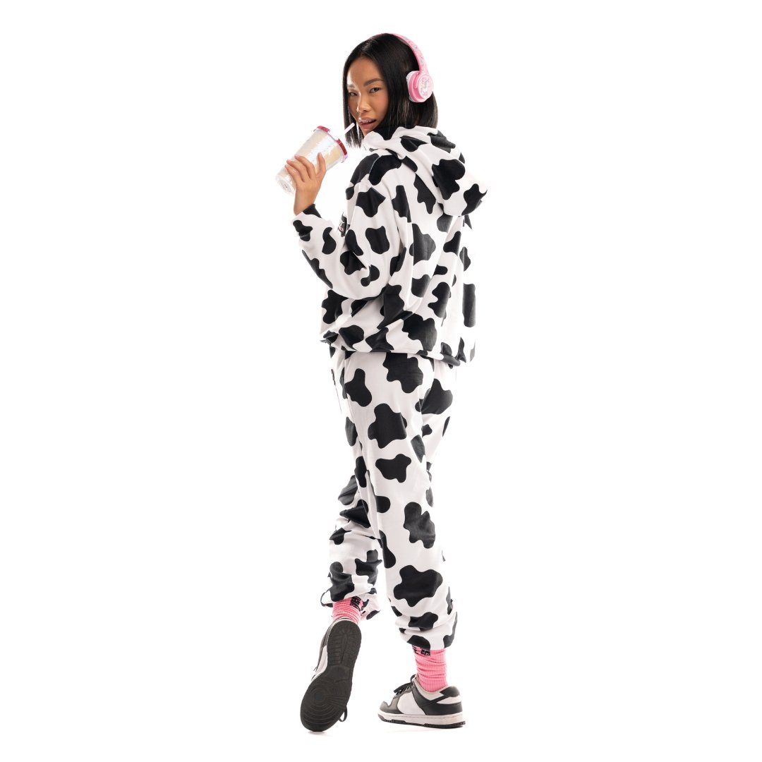 LazyBabes_com's tweet photo. ๐ฎ Moo-ve over, basic!
Step into the pasture of style with our playful and comfortable not in the moo-d velour set!
New collection is OUT! Link in bio ๐
#lazybabes #womenstracksuit #velourset #loungewear #sportswear #cowprint https://t.co/niej30pkk7