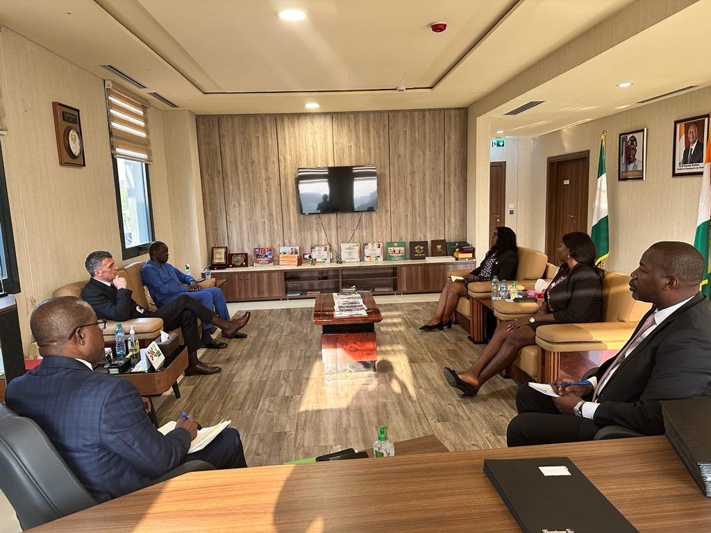 CoteAbuja's tweet photo. Monsieur l’Ambassadeur TRAORÉ Kalilou a reçu en audience, ce mardi 9 janvier 2024, Monsieur Javier Sanchéz, Directeur Général d’Abuja Continental Hôtel, dans le cadre de la finalisation des préparatifs de l’organisation du Village CAN à Abuja. https://t.co/uJrmjiLA2x