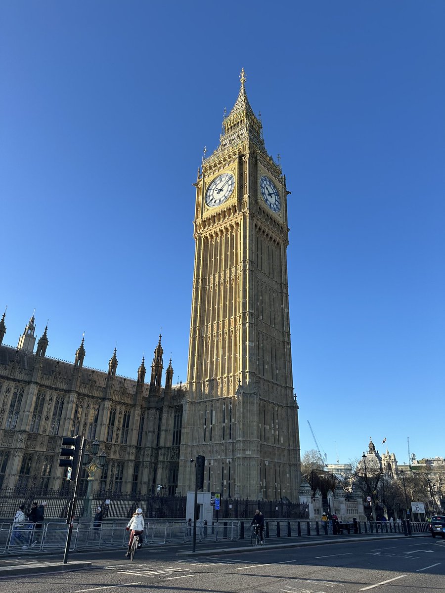marco4gione's tweet photo. London looks spectacular, if chilly, this morning. Started the day at Tower Hill prepping for next stage of @IOExport work in Ghana @MEsipisu. Now off to discuss all things #digital #trade with @GarethThomasMP #tradeisgood https://t.co/PYQx1KXoQ3