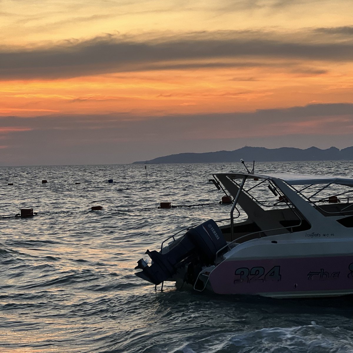 “ไปทะเลดู sunset กันไหม” เป็นประโยคบอกรัก ได้ฟังเสียงคลื่น อยู่กับคนโปรด ท้องฟ้าไข่แดงก็คือฮีลใจหายเหนื่อยไปแล้ว 2000%