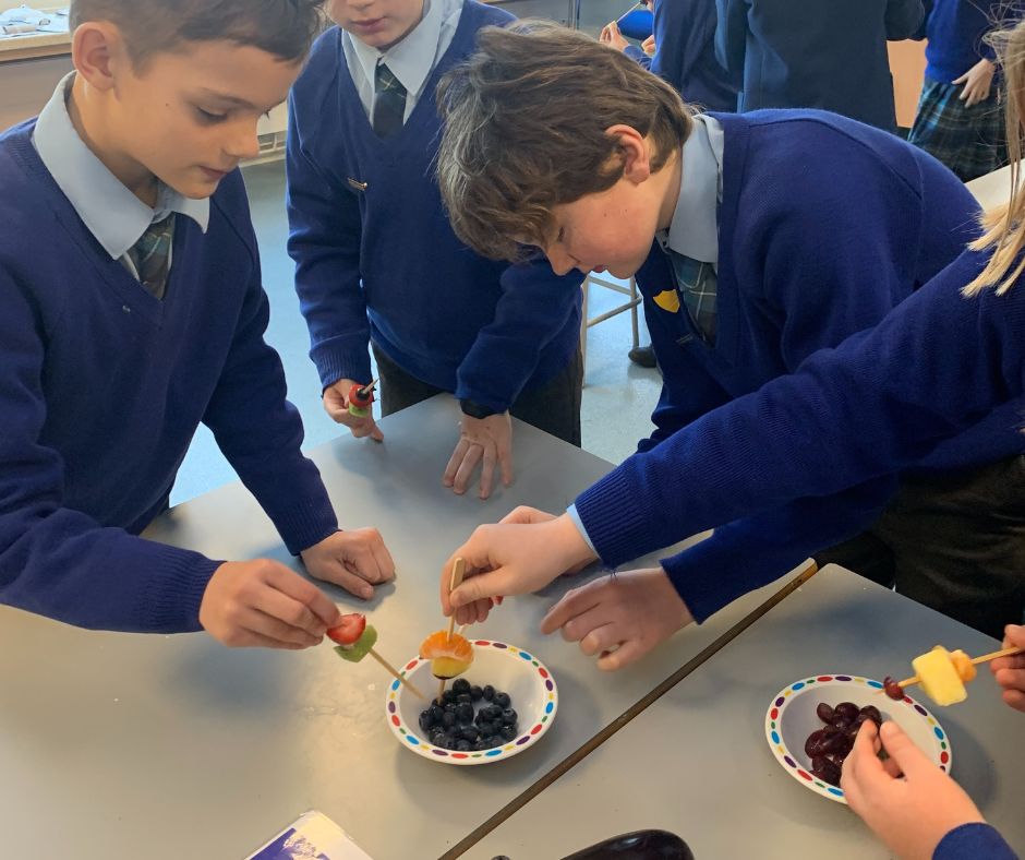 Everyone in Upper School is participating in a workshop called 'Eat the Rainbow' today. The workshop is led by Georgia Ridgeway, a Nutritionist from <a href="/AccentCatering/">Accent Catering</a> The children are enjoying the workshop and the opportunity to create their own fruit kebabs at the end!  👏🥦🍇 🍓