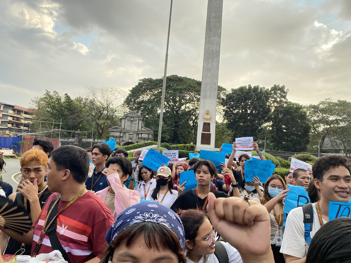 PSPUPCOC's tweet photo. TINGNAN | Ang mga iskolar ng bayan ay nagmartsa mula Charlie Bldg. hanggang sa harapan ng pamantasan para sa solidarity mob na ito ng mga tsuper at mga komyuter, para isigaw ang ipinaglalaban na ibasura ang PUV Phaseout at PUV Modernization Program.
#NoToPUVPhaseout
#DefendPUP https://t.co/rVjOp8lFpr
