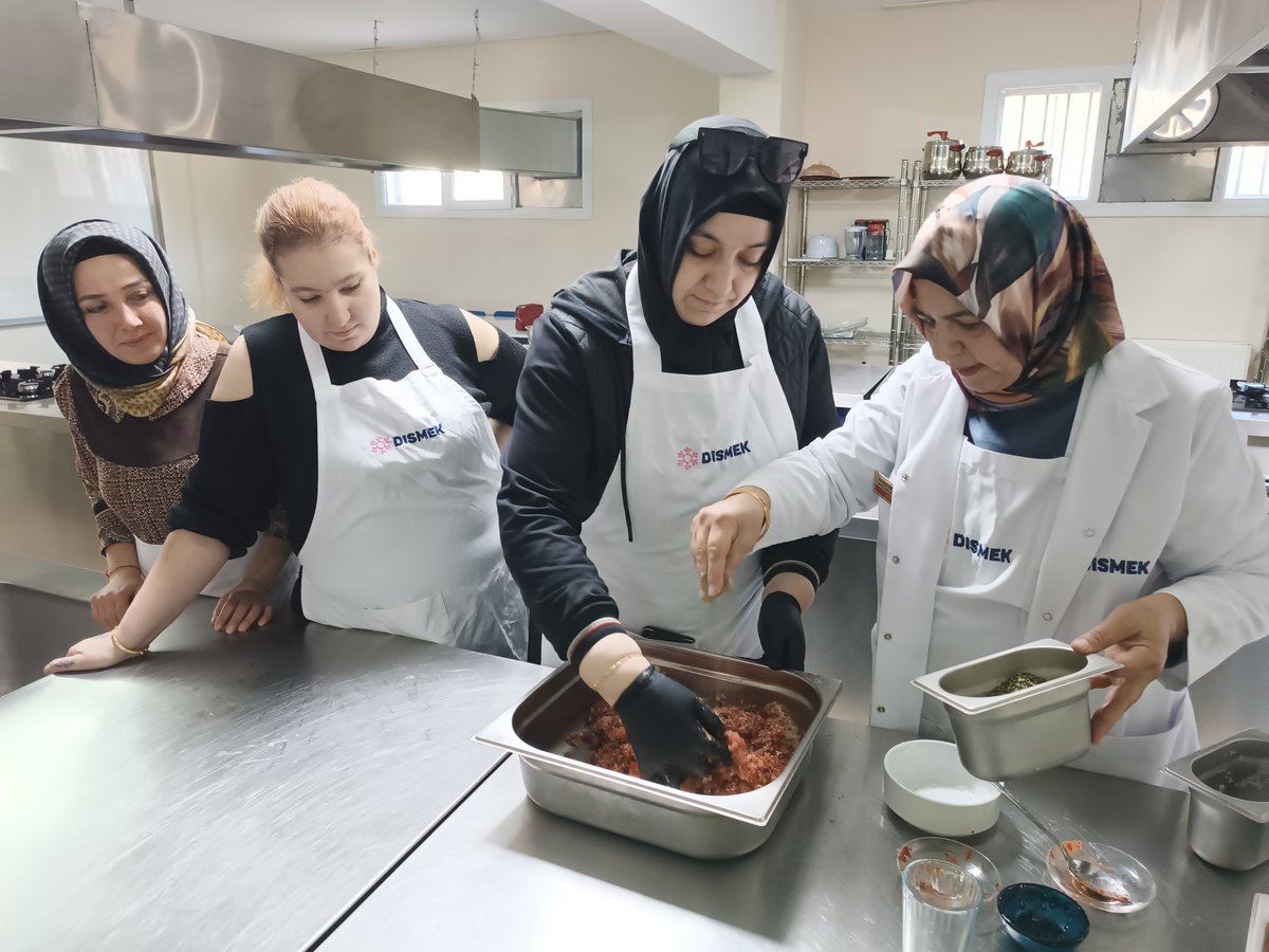 dbbdismek's tweet photo. #DİSMEK Menümüzde bugün yöremize özgü “Kibe Dolması” var.
 
Alanında uzman eğitmenlerimizle kursiyerlerimizi yetiştiriyor, onlarla gelişiyoruz.🎙🪡💇♀
 
Detaylı bilgi için;
 
 🌐 https://t.co/t7cFw0sin2 web sayfamızı ya da kurs merkezlerimizi birebir ziyaret edebilirsiniz. https://t.co/vEGXDGqwDx