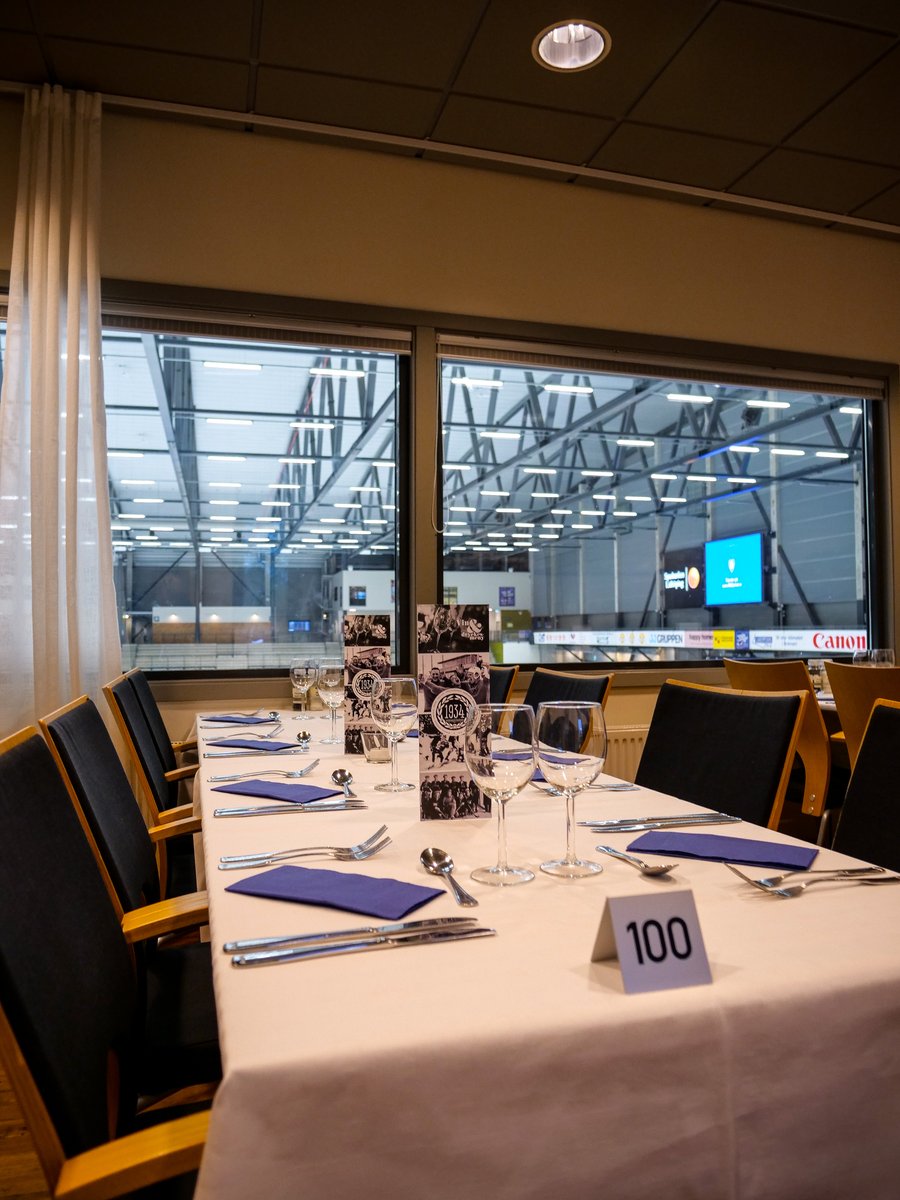 Härligt tryck inför fredagens superderby!

🔴 Restaurang 1934
🔴 Bandyportföljen
🔴 Logeplan
🟢 Extra bar under Sektion D

Alla matplatser är slut! Vill du droppa in för dryck? Då går det bra i Bandyportföljen vid våra ståbord alternativt i baren under Sektion D. 

#VLBK #VLBKGBK