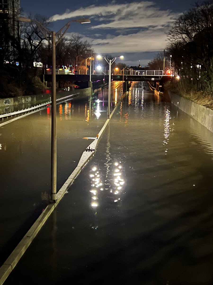 Bronx River Parkway flooded in both directions North of Exit 10 ⁦<a href="/1010WINS/">1010 WINS on 92.3 FM</a>⁩ ⁦@wcbs880⁩
