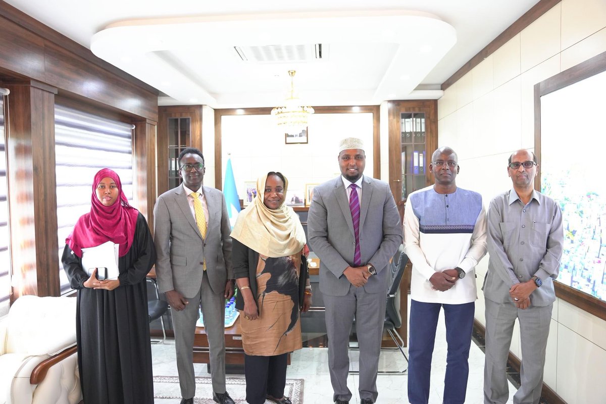 Habibo_Ali8's tweet photo. His excellency Minister Mohmud and DG shire said goodbye to meggate UNHCR 🇸🇴 Repr. and his deputy since thier workterm in 🇸🇴 is concluded.
The Minister appreciated his role and commitment to add a significant contri’s for the ongoing efforts to seek a solution for the displment https://t.co/njfk9HFYzk