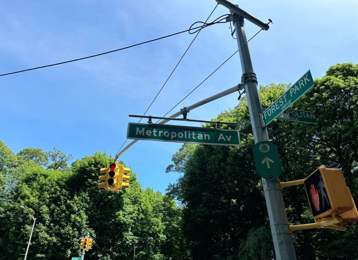 IfableI's tweet image. Morning joggers run on the park trails, dripping with sweat and overflowing with energy.