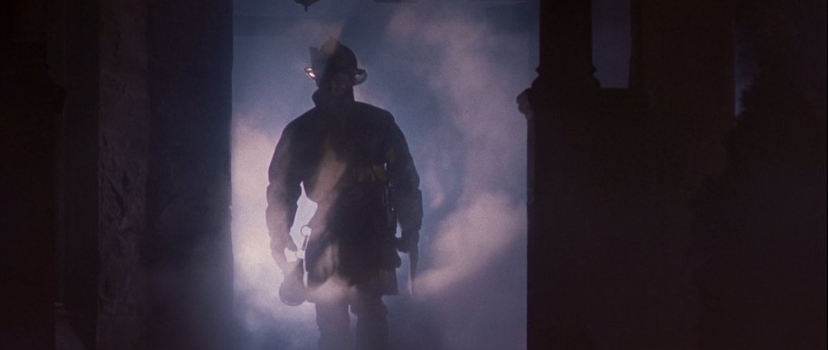 IlGlaz's tweet image. Holy smokes! #Backdraft might just be Ron Howard's most gorgeous-looking film.

Incredible sense of scale. Expressive, often elaborate staging. Mythical style, presenting every character as a larger-than-life hero that battles an elusive, ferocious, insatiable monster of a fire.