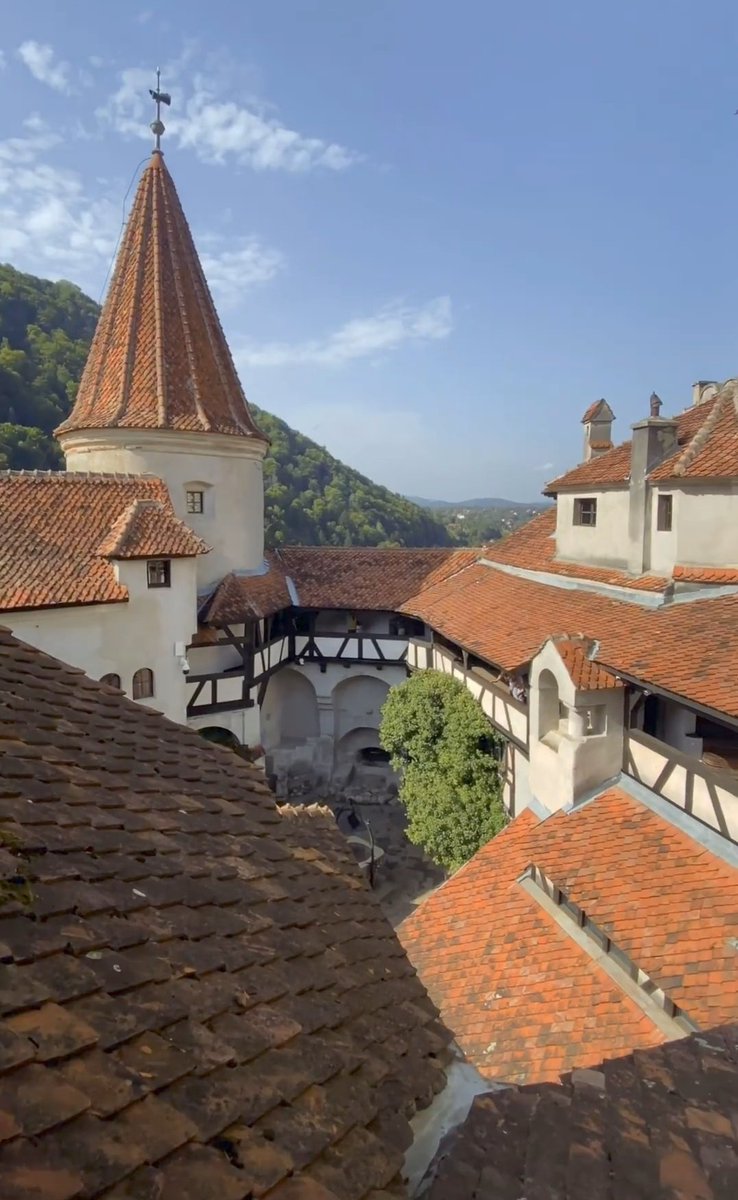 Travel_2Romania's tweet photo. Călătorie de cinci zile prin #România #Travel #BranCastle
#București #Sinaia #Prejmer, #Brașov #Maramureș #Viscri
#PeleșCastle #BârsanaMonastery
#TraveltoRomânia https://t.co/1kASzlLgOk