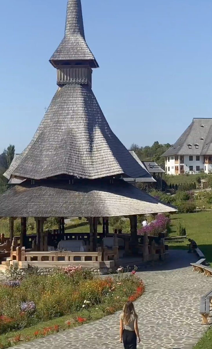 Travel_2Romania's tweet photo. Călătorie de cinci zile prin #România #Travel #BranCastle
#București #Sinaia #Prejmer, #Brașov #Maramureș #Viscri
#PeleșCastle #BârsanaMonastery
#TraveltoRomânia https://t.co/1kASzlLgOk