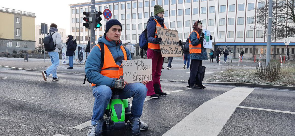 Blockaden in ganz Deutschland! 
🤝 Heute: mit innovativer Strategie 

Wir fragen uns, warum unsere Regierung den Protesten der Bauern so viel offener gegenübersteht, als denen der Klimagerechtigkeitsbewegung?