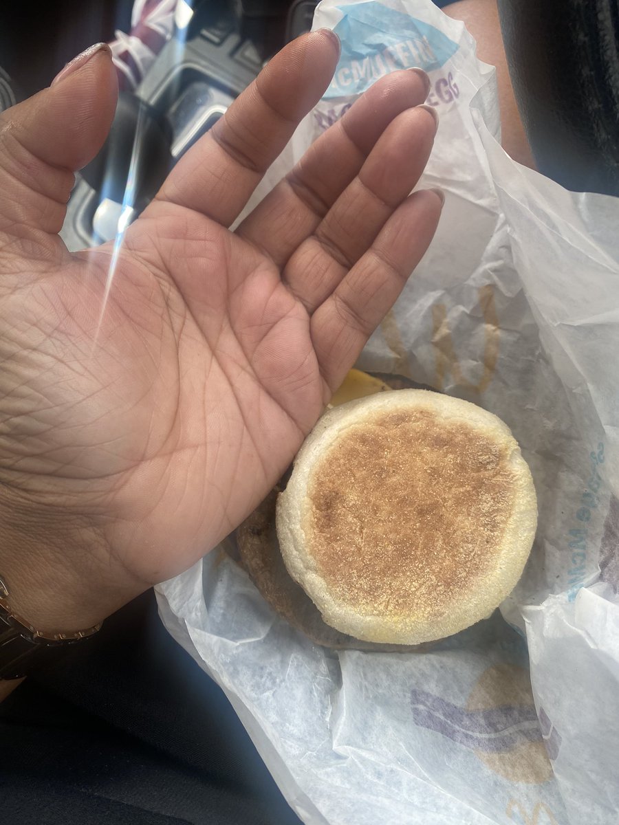 totalawks's tweet image. I don’t get breakfast @maccas often but either I became a giant or the food has shrunk… a lot #maccas