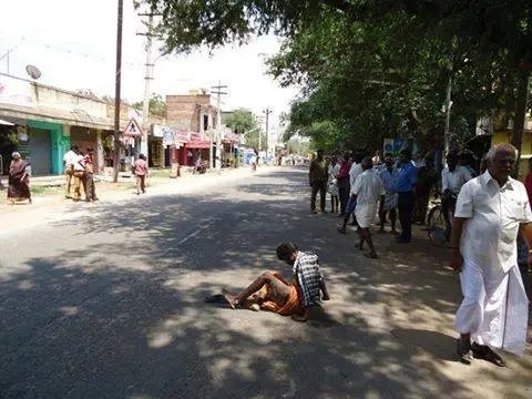 Vee____Jay's tweet photo. 'மதுக் கோப்பையில் ஈ விழுந்தபோது, எடுத்துவிட்டேன்; 
எறும்பு விழுந்தபோது, எடுத்துவிட்டேன்; 
நான் விழுந்தபோது, எடுக்கவே முடியவில்லை!''’ 

#இப்படிக்கு குடிமகன். https://t.co/bbyUMZz3gO