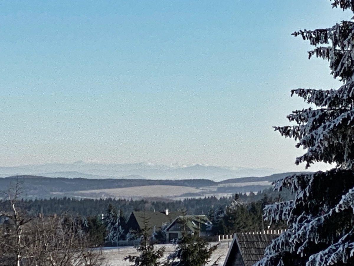 wunderbarer Fernblick heute von #Zinnwald Osterzgebirge bis zum Riesengebirge #Inversion -die Schneekoppe links vom markanten Jeschken (Bild 3 durch das öffentliche Fernrohr mit dem Handy😉)
